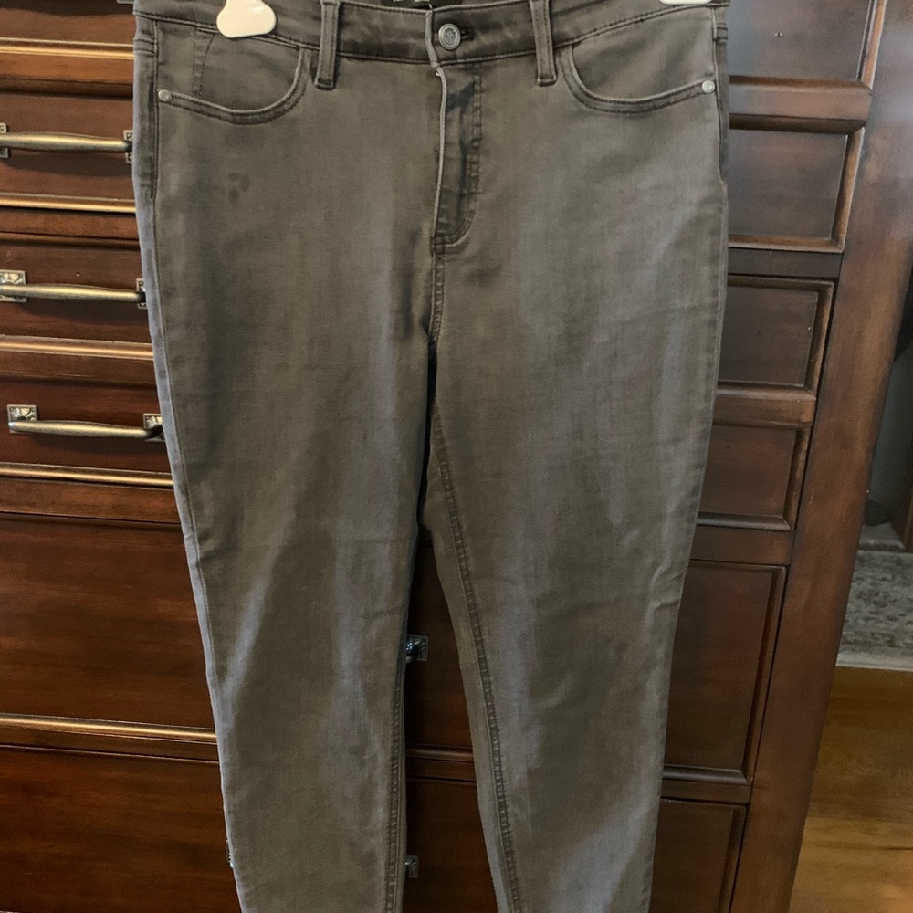 Gray jegging jeans